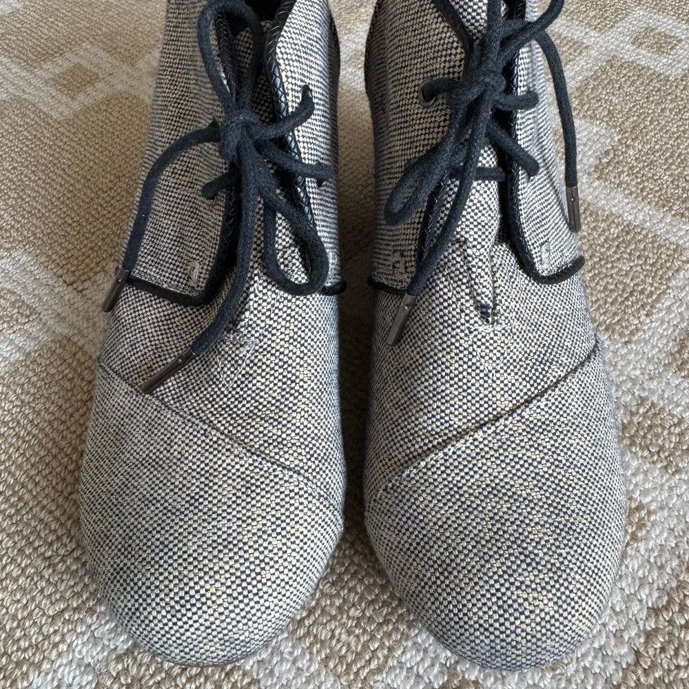 TOMS Wedge Ankle Booties Lace Up Tweed Black Cream Size 7 - Picture 9 of 10
